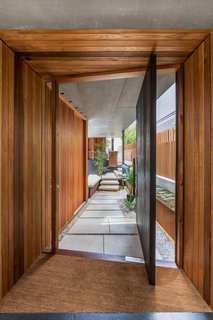 Living Screens Conceal a North Bondi Beach House and a Semi-Indoor Pool - Photo 9 of 18 -