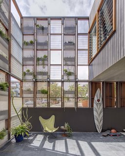 Living Screens Conceal a North Bondi Beach House and a Semi-Indoor Pool - Photo 10 of 18 -