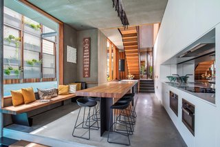 Living Screens Conceal a North Bondi Beach House and a Semi-Indoor Pool - Photo 11 of 18 -