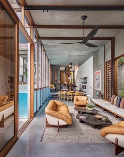 Living Screens Conceal a North Bondi Beach House and a Semi-Indoor Pool - Photo 2 of 18 -
