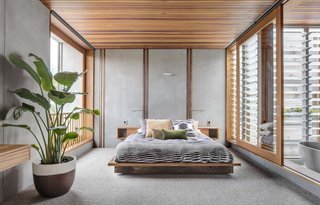 Living Screens Conceal a North Bondi Beach House and a Semi-Indoor Pool - Photo 14 of 18 -