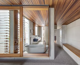 Living Screens Conceal a North Bondi Beach House and a Semi-Indoor Pool - Photo 15 of 18 -
