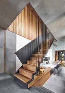 Living Screens Conceal a North Bondi Beach House and a Semi-Indoor Pool - Photo 6 of 18 -