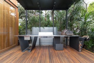 Living Screens Conceal a North Bondi Beach House and a Semi-Indoor Pool - Photo 16 of 18 -