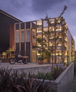 Living Screens Conceal a North Bondi Beach House and a Semi-Indoor Pool - Photo 17 of 18 -
