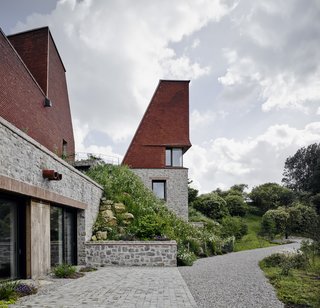A Modern English Country House Inspired by Local Agricultural Traditions - Photo 7 of 17 -