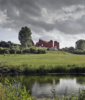 A Modern English Country House Inspired by Local Agricultural Traditions - Photo 5 of 17 -