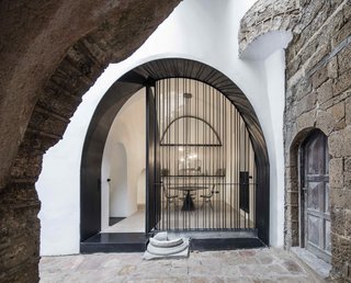 Explore a Mysterious Cave-Like Home Near Tel Aviv’s Old Jaffa Port - Photo 2 of 16 -