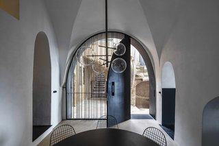 Explore a Mysterious Cave-Like Home Near Tel Aviv’s Old Jaffa Port - Photo 3 of 16 -