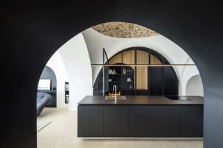 Explore a Mysterious Cave-Like Home Near Tel Aviv’s Old Jaffa Port - Photo 5 of 16 -