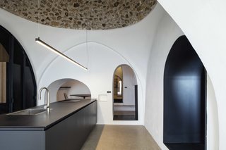 Explore a Mysterious Cave-Like Home Near Tel Aviv’s Old Jaffa Port - Photo 7 of 16 -
