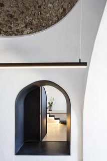 Explore a Mysterious Cave-Like Home Near Tel Aviv’s Old Jaffa Port - Photo 10 of 16 -