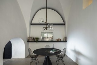 Explore a Mysterious Cave-Like Home Near Tel Aviv’s Old Jaffa Port - Photo 12 of 16 -