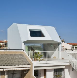 A Spanish House's Addition Looks Like an Ultra-Modern Helmet - Photo 4 of 13 -