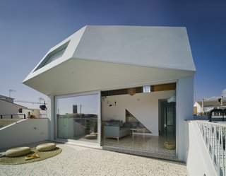 A Spanish House's Addition Looks Like an Ultra-Modern Helmet - Photo 1 of 13 -