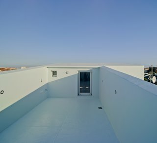 A Spanish House's Addition Looks Like an Ultra-Modern Helmet - Photo 9 of 13 -