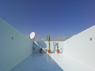 A Spanish House's Addition Looks Like an Ultra-Modern Helmet - Photo 10 of 13 -