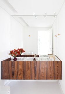 Living Green Walls Bring Jungle Vibes Into a Brazilian Apartment - Photo 8 of 16 -