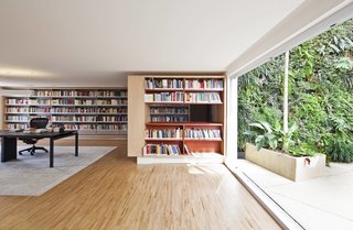 Living Green Walls Bring Jungle Vibes Into a Brazilian Apartment - Photo 9 of 16 -