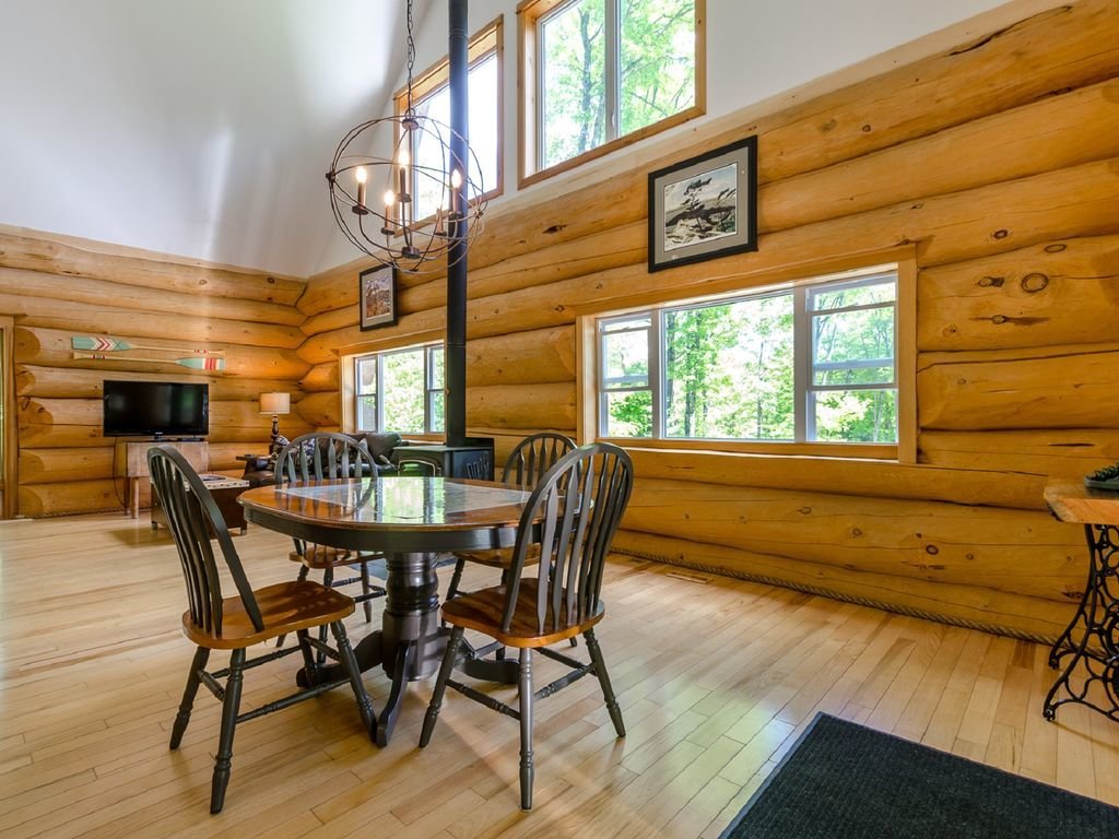 Photo 6 of 16 in 8 Outstanding Cabins For Rent in Canada Dwell