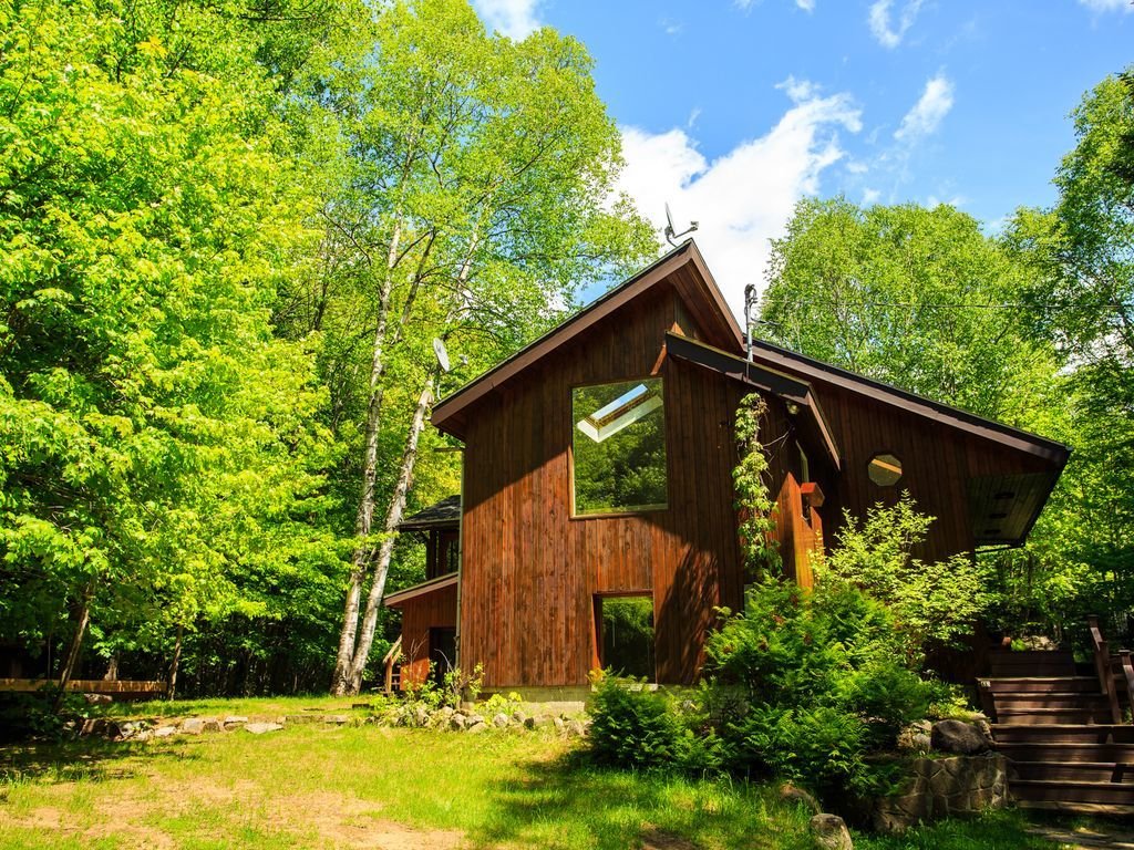 Photo 14 of 16 in 8 Outstanding Cabins For Rent in Canada Dwell