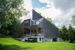 Pioneer of the design-build movement, David Sellers's Pyramid House on Prickly Mountain, Vermont, cuts a striking silhouette with a sharply angled roof, and a raised terrace in the front of the house. 