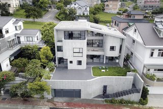 A Serpentine Wall in This Taiwanese Home Divides Public and Private Space - Photo 1 of 14 -