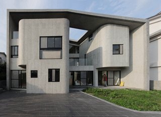 A Serpentine Wall in This Taiwanese Home Divides Public and Private Space - Photo 3 of 14 -