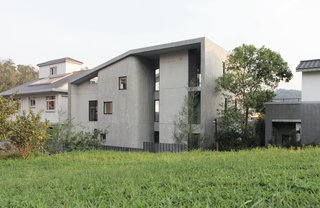 A Serpentine Wall in This Taiwanese Home Divides Public and Private Space - Photo 2 of 14 -