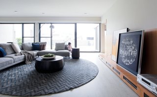 A Serpentine Wall in This Taiwanese Home Divides Public and Private Space - Photo 5 of 14 -