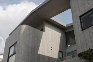 A Serpentine Wall in This Taiwanese Home Divides Public and Private Space - Photo 9 of 14 -