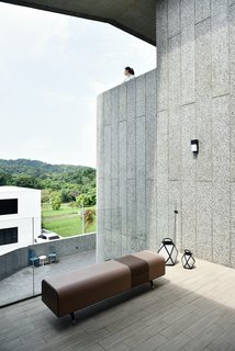 A Serpentine Wall in This Taiwanese Home Divides Public and Private Space - Photo 10 of 14 -