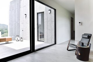 A Serpentine Wall in This Taiwanese Home Divides Public and Private Space - Photo 11 of 14 -