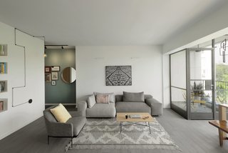 Graphic Design Guides an Apartment Renovation in Tel Aviv - Photo 2 of 14 -