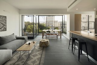 Graphic Design Guides an Apartment Renovation in Tel Aviv - Photo 4 of 14 -