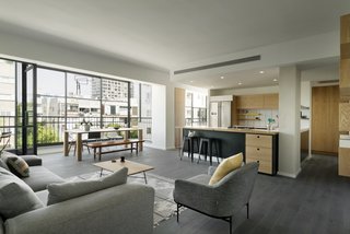 Graphic Design Guides an Apartment Renovation in Tel Aviv - Photo 3 of 14 -