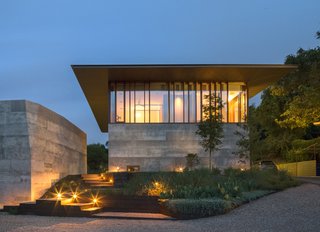 A Dramatic Roof and Board-Formed Concrete Keep This Texas Residence Cool - Photo 2 of 13 -