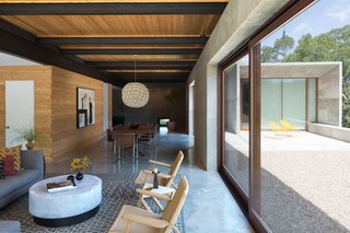 A Dramatic Roof and Board-Formed Concrete Keep This Texas Residence Cool - Photo 4 of 13 -