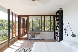 A Dramatic Roof and Board-Formed Concrete Keep This Texas Residence Cool - Photo 6 of 13 -