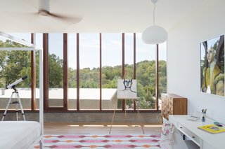 A Dramatic Roof and Board-Formed Concrete Keep This Texas Residence Cool - Photo 7 of 13 -