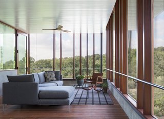A Dramatic Roof and Board-Formed Concrete Keep This Texas Residence Cool - Photo 8 of 13 -