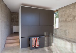A Dramatic Roof and Board-Formed Concrete Keep This Texas Residence Cool - Photo 9 of 13 -