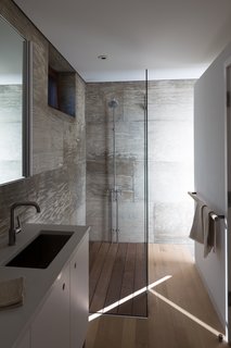 A Dramatic Roof and Board-Formed Concrete Keep This Texas Residence Cool - Photo 10 of 13 -
