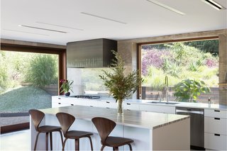 A Dramatic Roof and Board-Formed Concrete Keep This Texas Residence Cool - Photo 3 of 13 -