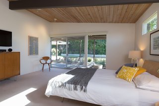 An Immaculate Midcentury Abode in San Diego Asks $1.55M - Photo 4 of 12 -