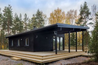 Available in sizes that range from 646 to 850 square feet, this model has a sheltered terrace at one end that’s great for outdoor barbecues or a summer kitchen. 