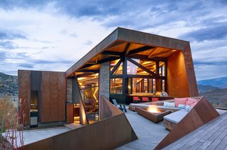 By carefully crafting both indoor and outdoor spaces, the architects managed to draw the scenic landscape inward while extending the outdoor living experience. Social areas like the living, dining, kitchen, bar, den, outdoor deck, fire pit and barbecue area are located on the second level.