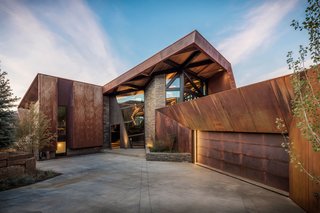 An Angular Mountain Retreat in Colorado Captures Breathtaking Views - Photo 6 of 15 -