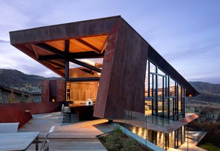 An Angular Mountain Retreat in Colorado Captures Breathtaking Views - Photo 8 of 15 -
