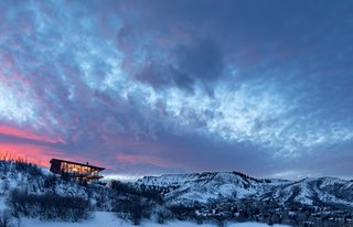 An Angular Mountain Retreat in Colorado Captures Breathtaking Views - Photo 2 of 15 -